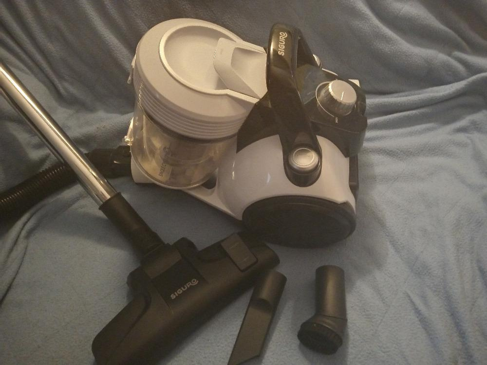 NOVÝ bezsáčkový vysavač Siguro, malý a lehký