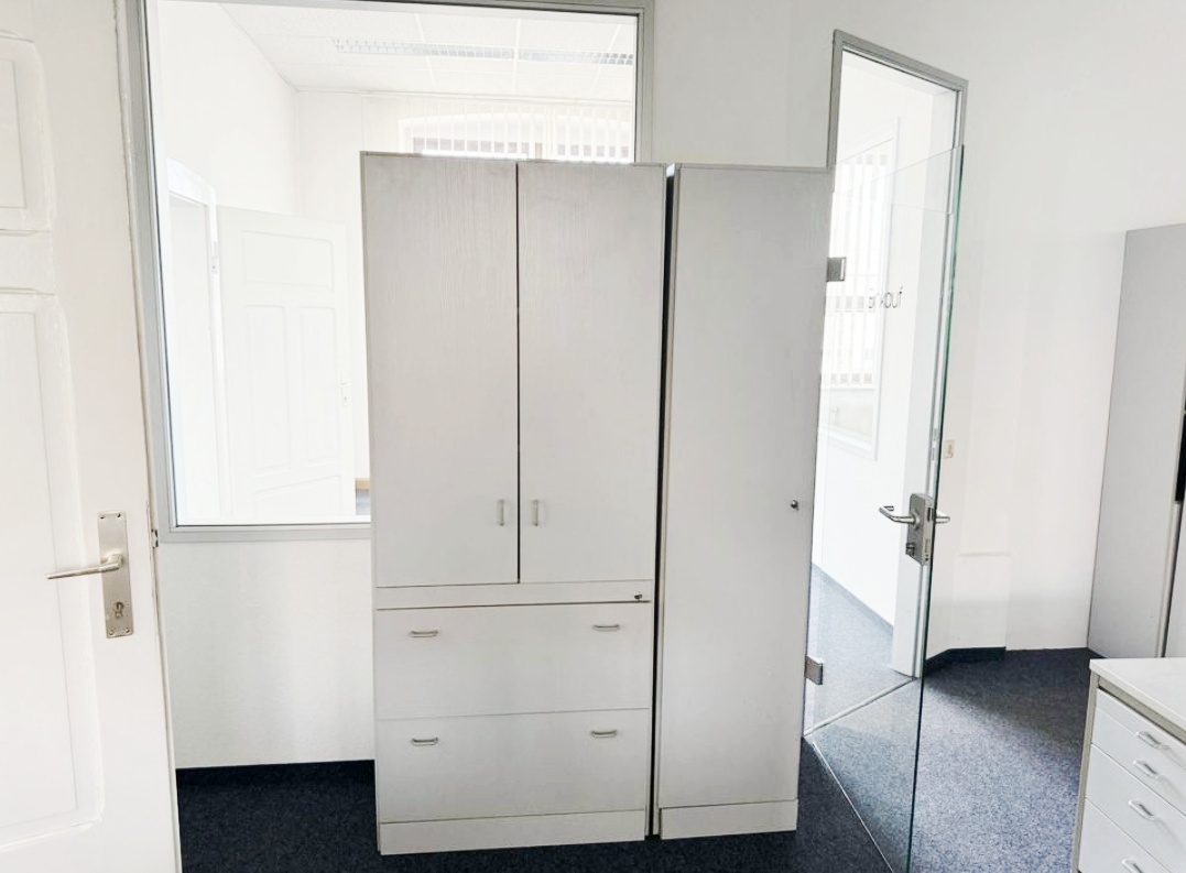 Kancelářský nábytek ( skříně stoly komody)