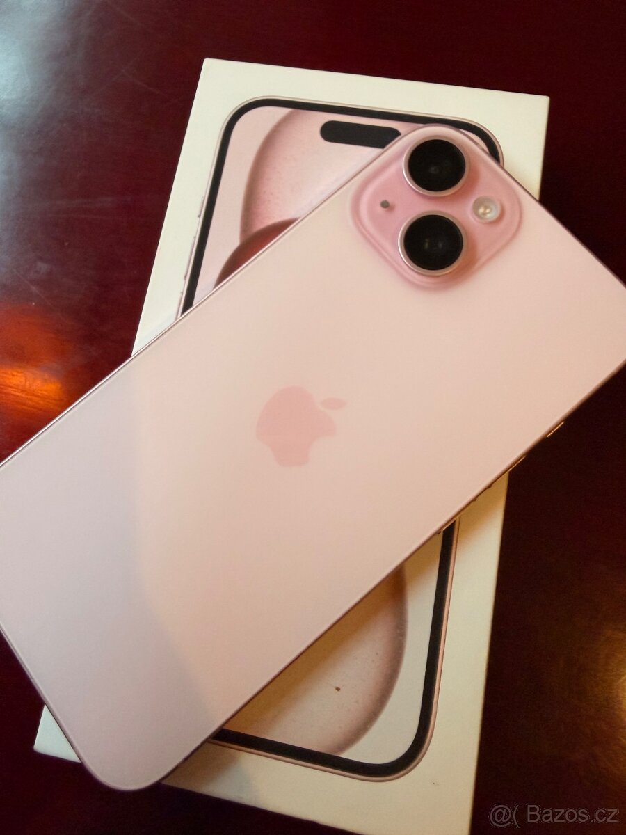 Růžový iPhone 15