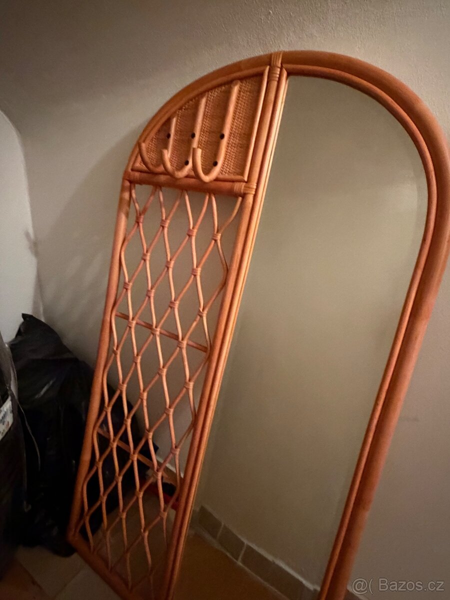 Zrcadlo s věšákem