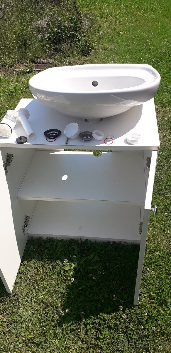 Koupelnova skříň s umyvadlem