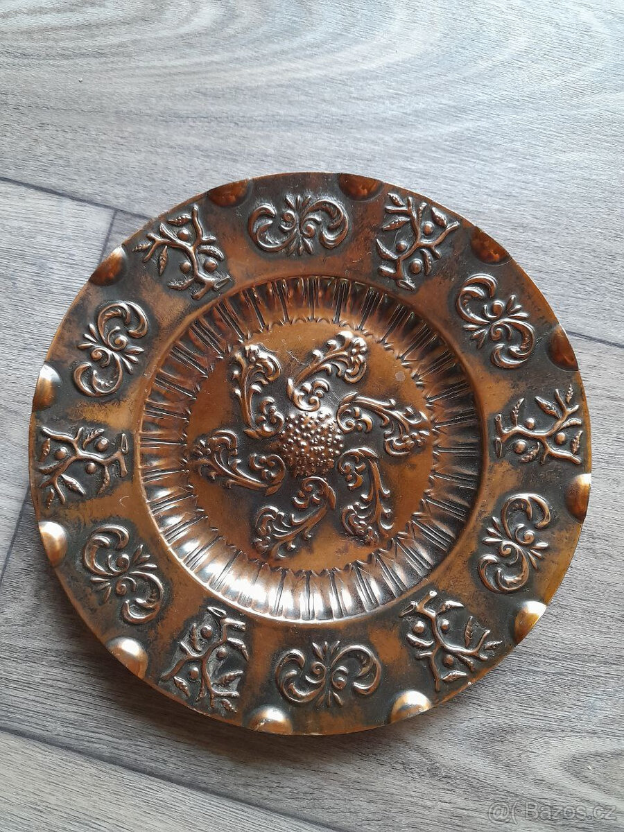 Měděný ozdobný talířek, zdobený vlisem, 20 cm