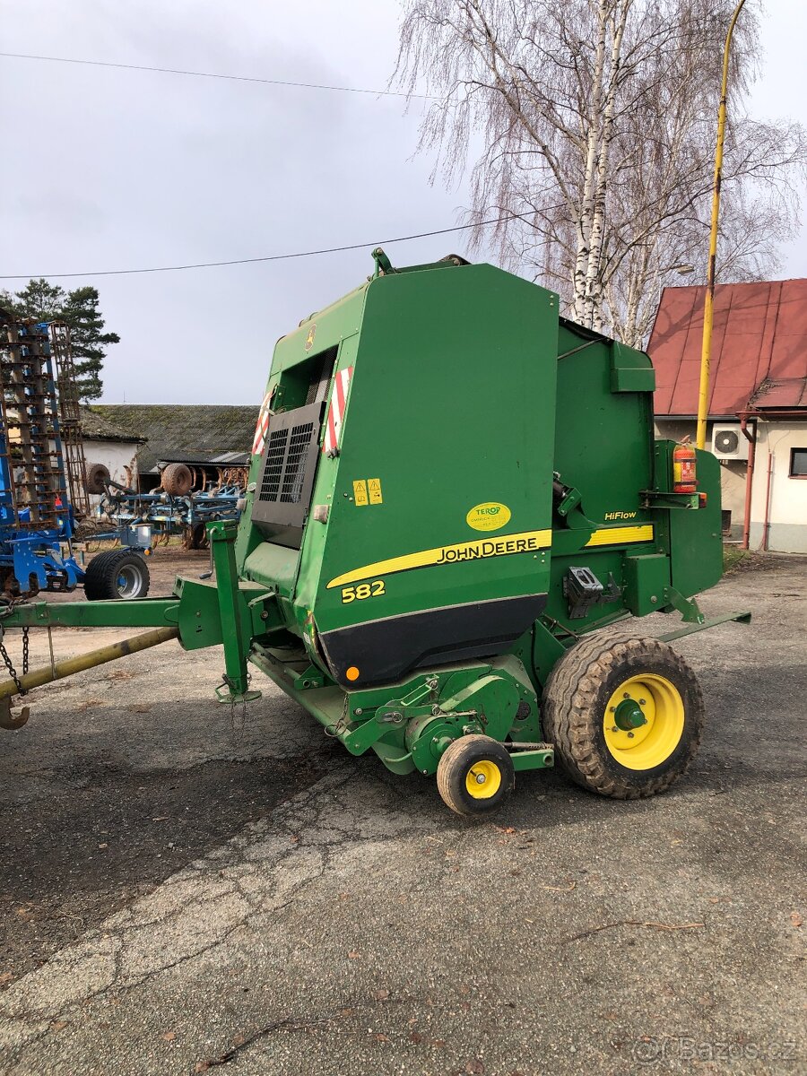 JOHN DEERE 582 svinovací lis