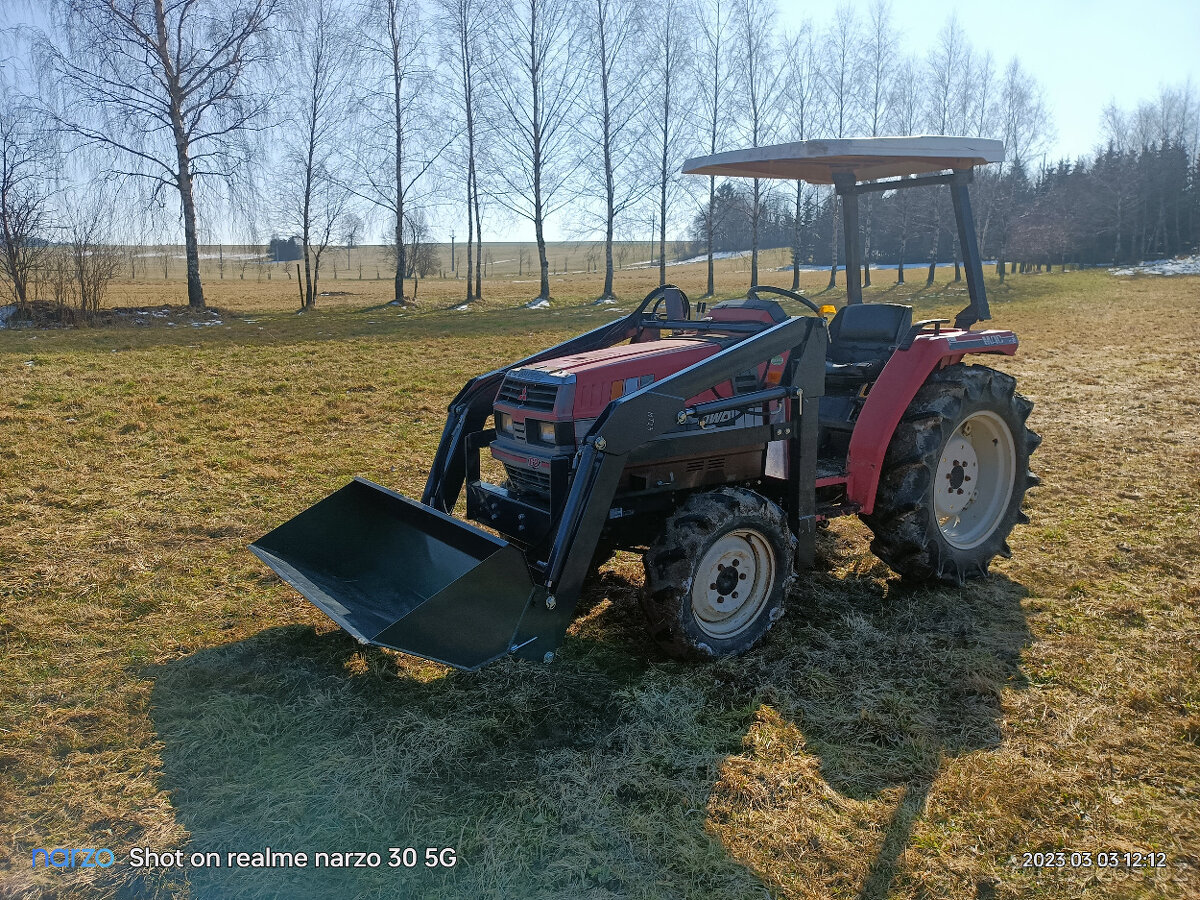 Malotraktor Mitsubishi s čelním nakladačem