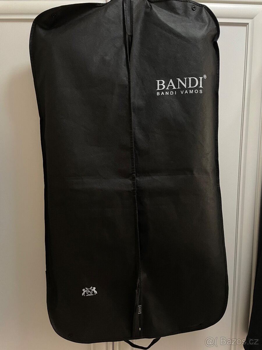 Oblek od značky Bandi Vamos
