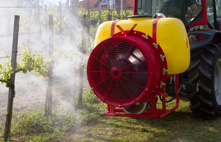 Nesený rosič AGP 220 litrů za traktor, malotraktor