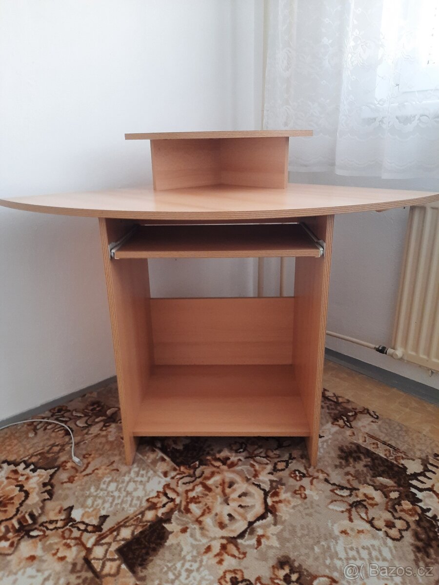 Rohový počítačový stolek