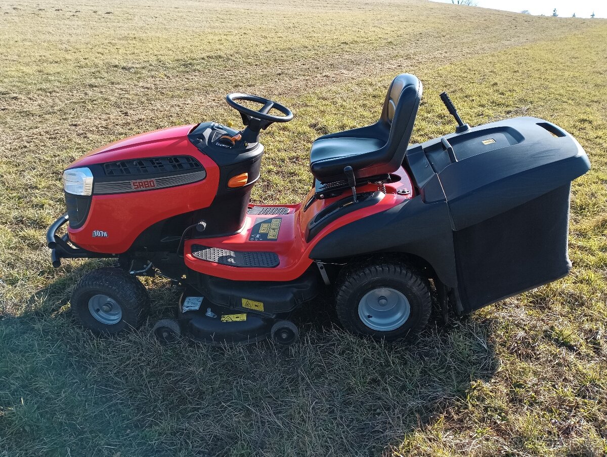 Zahradní traktor John Deer - Sabo 107H