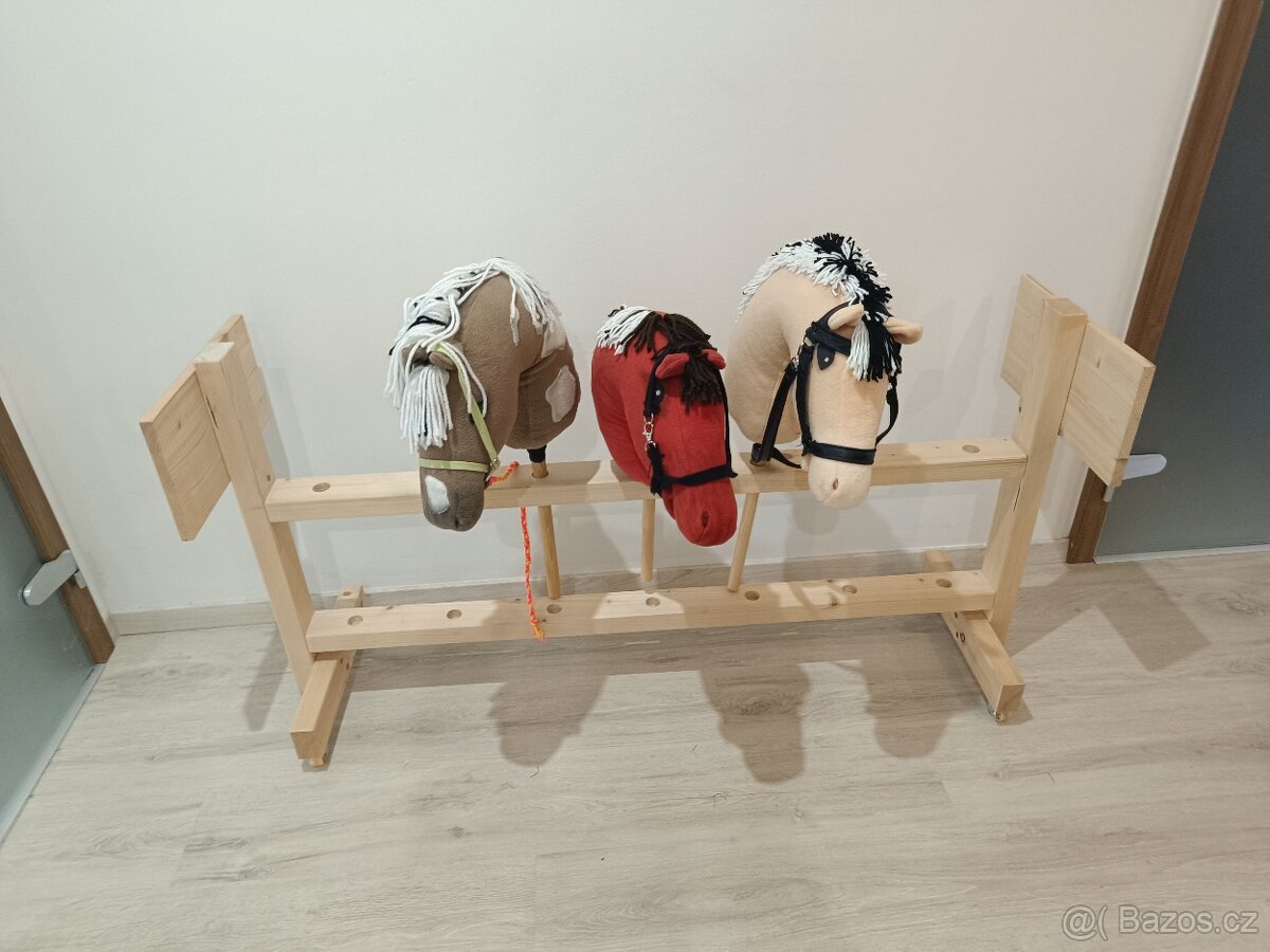 Dřevěný stojan (stáj) na Hobby horse - pro 7 koníků