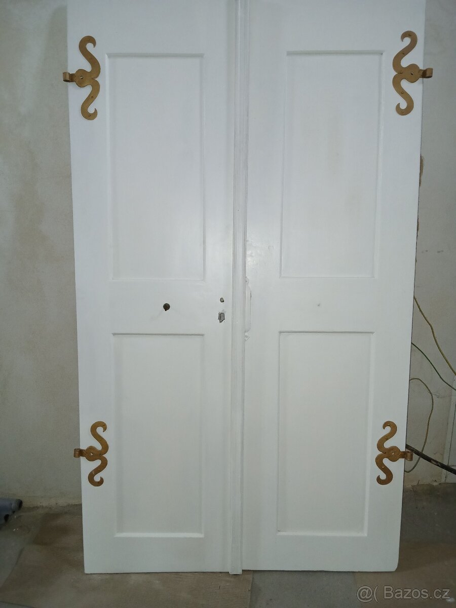 Prodám velmi staré dubové dveře, rozměr výška 214 cm, šířka