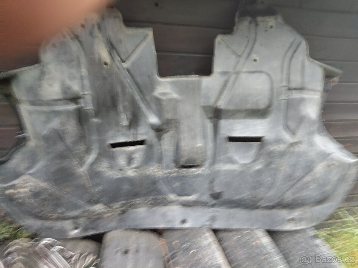 Plastový kryt po motor