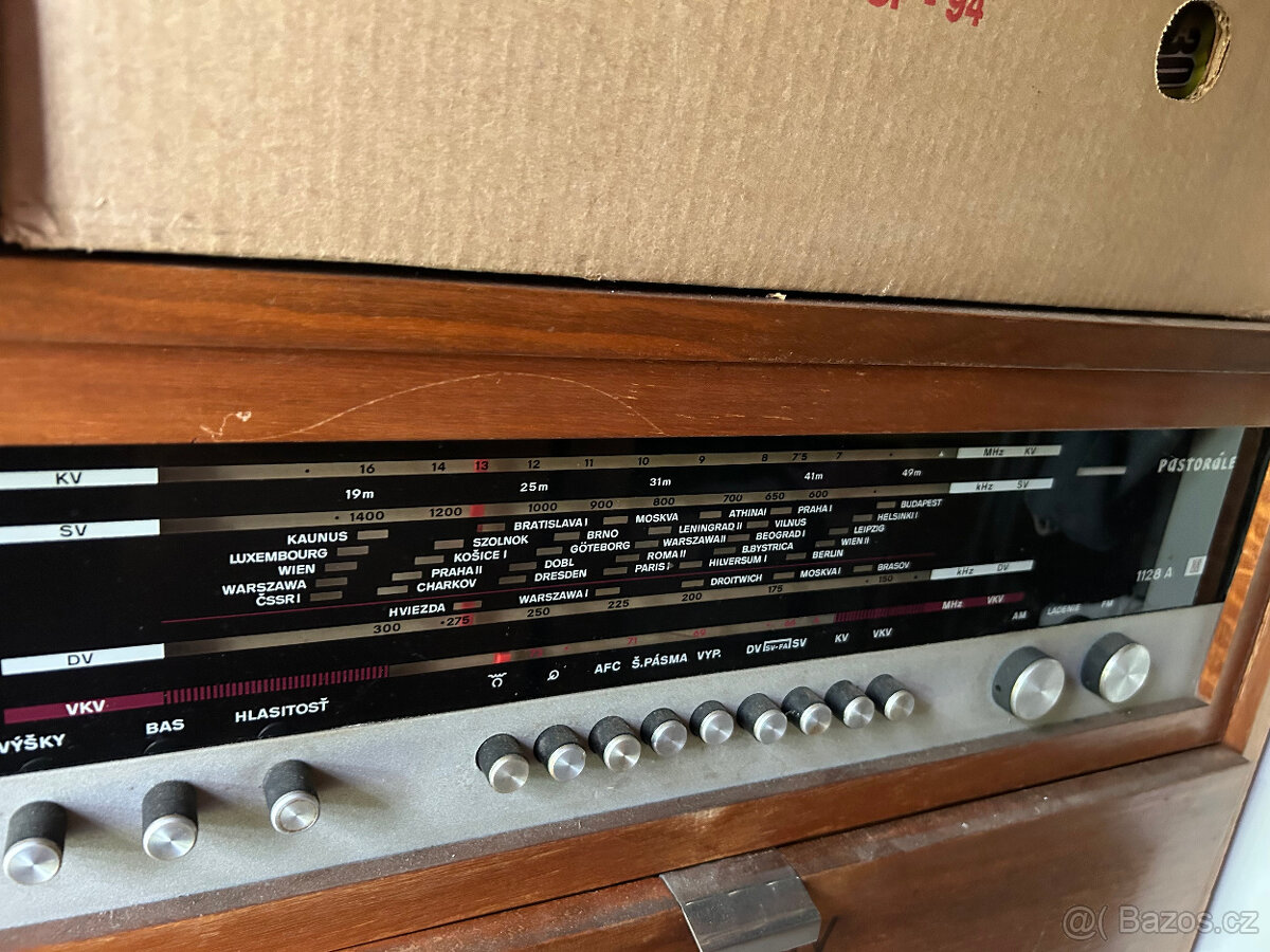 Retro hudební skříň Pastorále s gramofonem