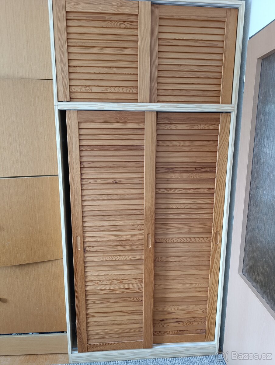 Šatní skříň s posuvnými dveřmi