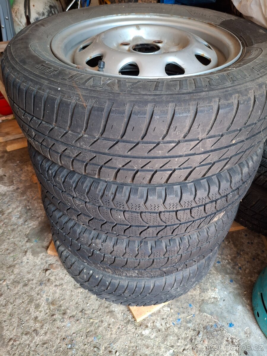 Pneu škoda Felicia +pokličky