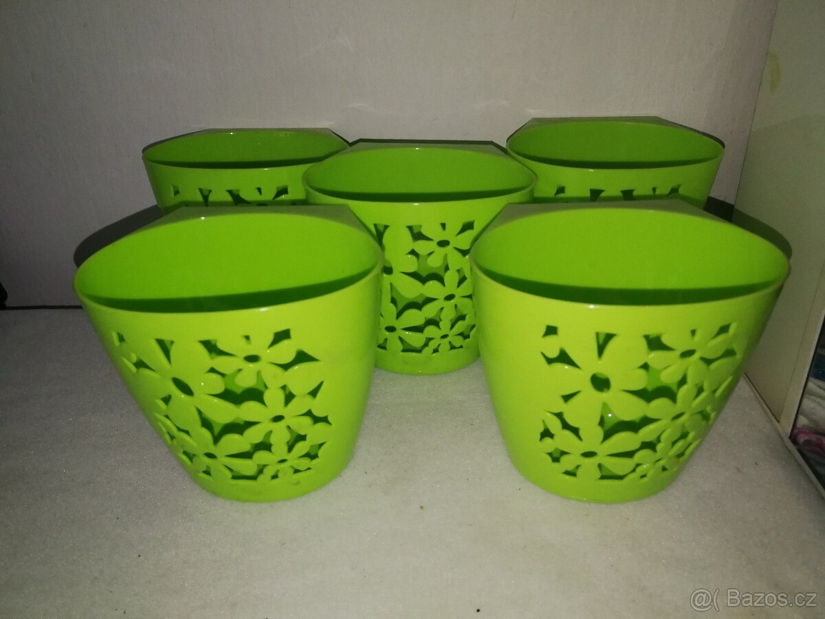 Zelený závěsný box /kelímek /nádoba na tyč /tyčku