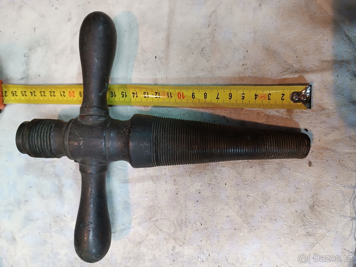 Pípa na dřevěný sud mosazná