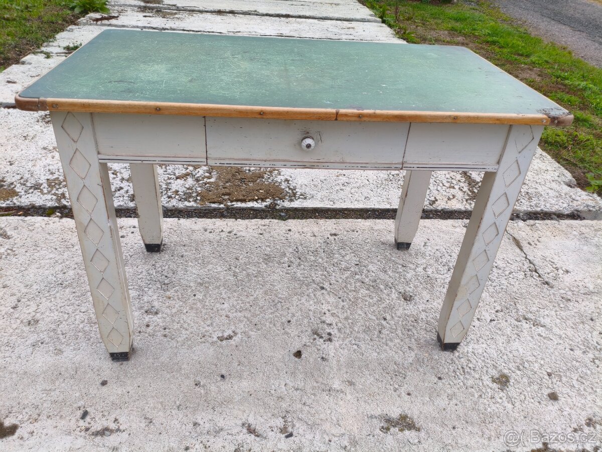 Starožitný jídelní stůl se šuplíkem