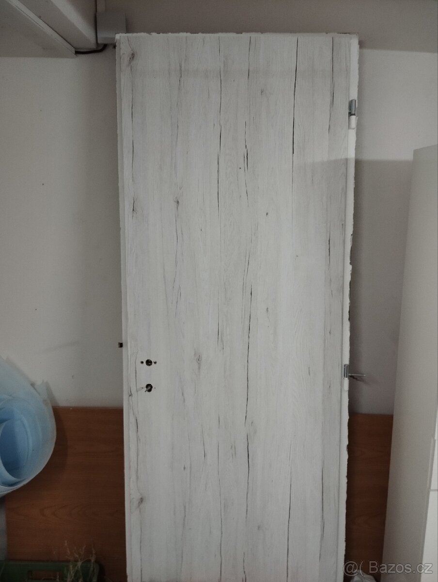 Pravé interiérové dveře 60 cm + kovovou zárubeň