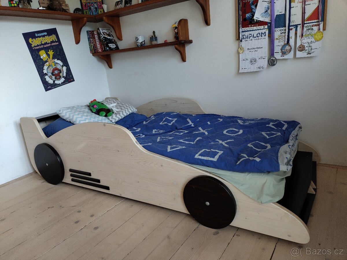Dětská postel formule vyrobená na zakázku