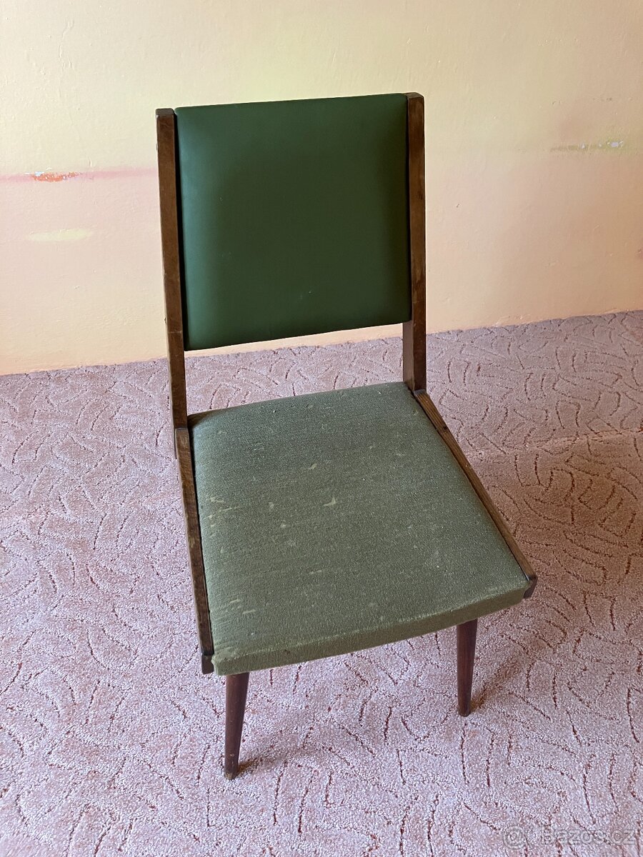 Stará čalouněná dřevěná židle