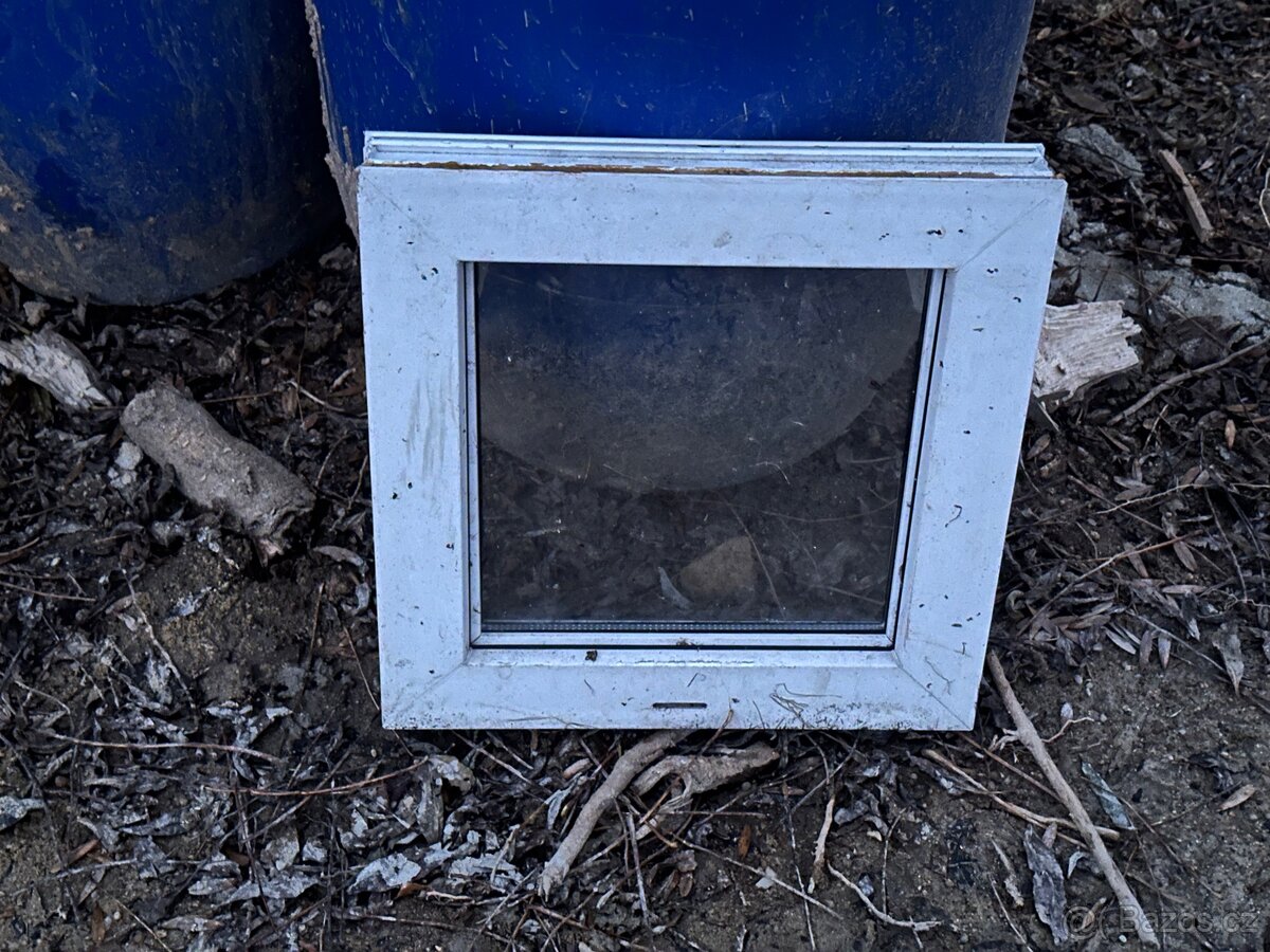 Plastové výklopné ventilační okno 40x40cm