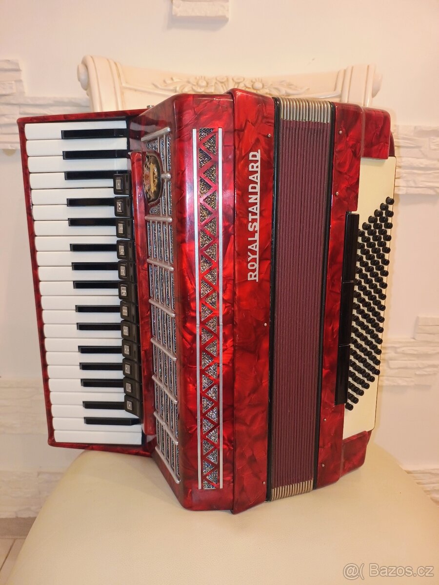 Opravář prodává  akordeon Royal Standard 96 basů