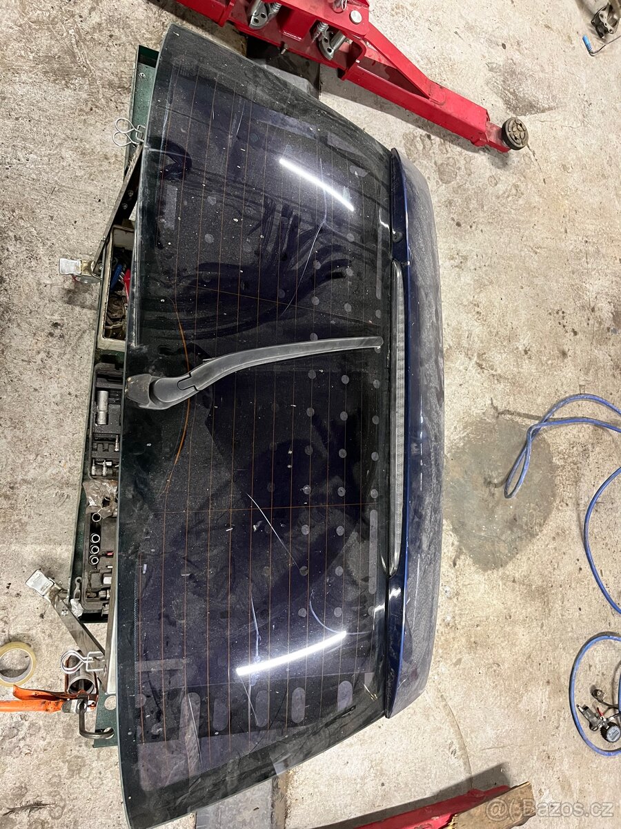 Zadní okno 5.dveří bmw e46