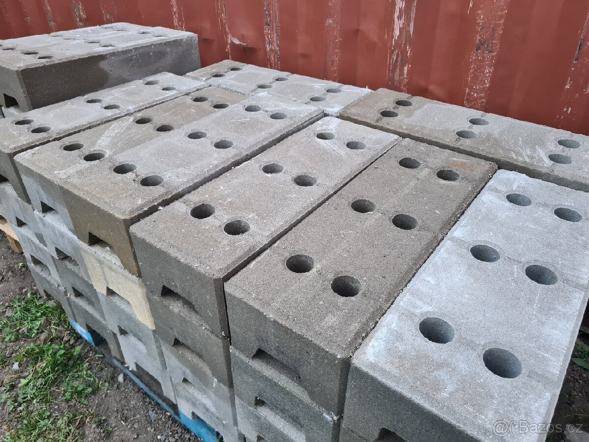 Betonové patky k mobilnímu plotu váha 32kg