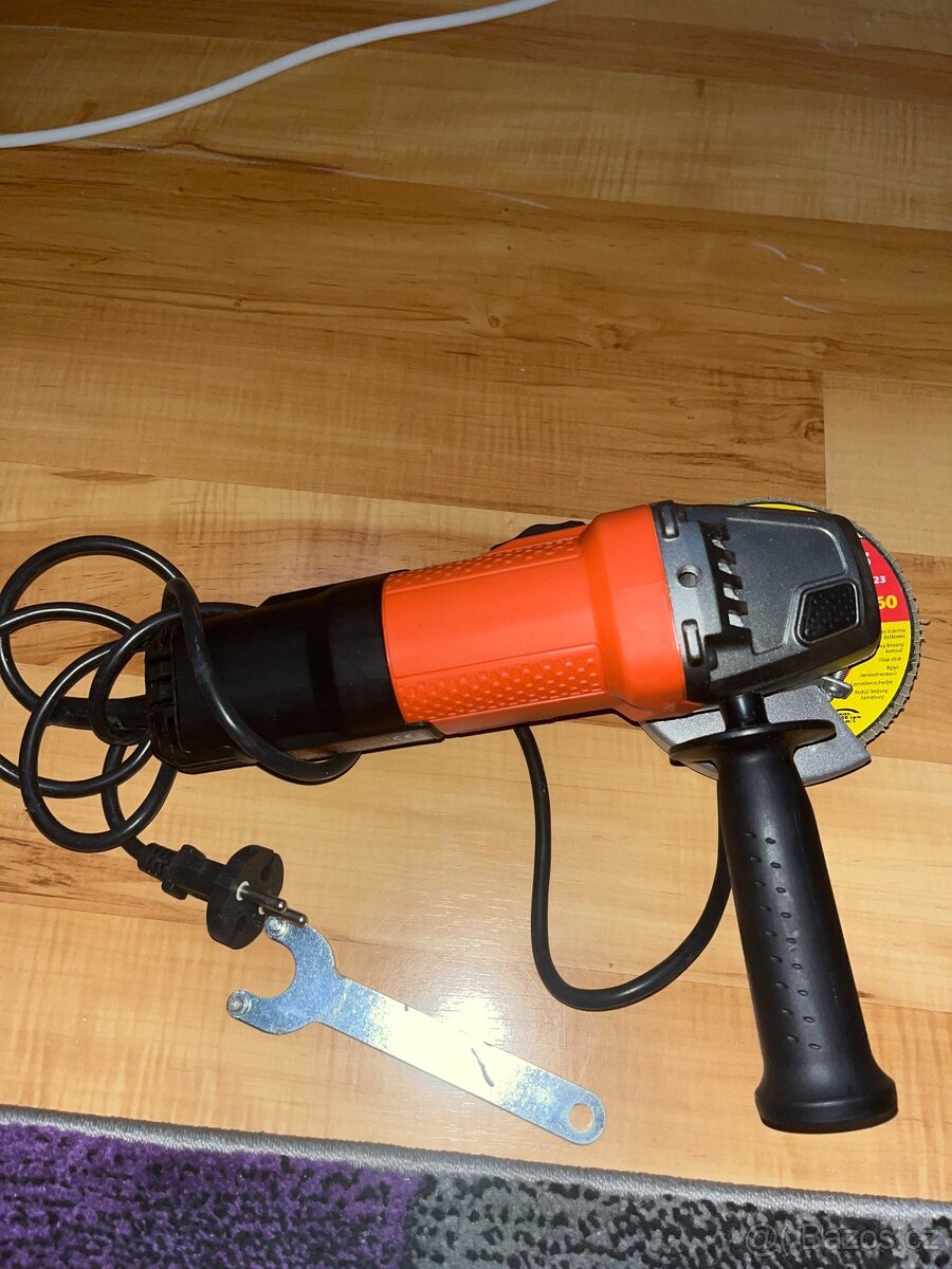 Black+Decker Úhlová bruska BEG110, 750 W, pr. kotouče 115 mm
