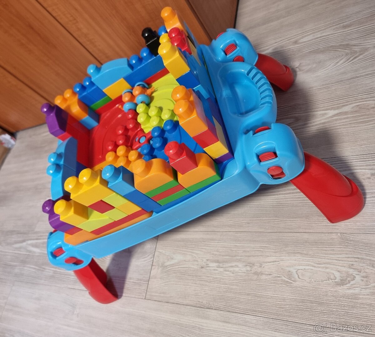 Stolek Mega Bloks včetně kostiček