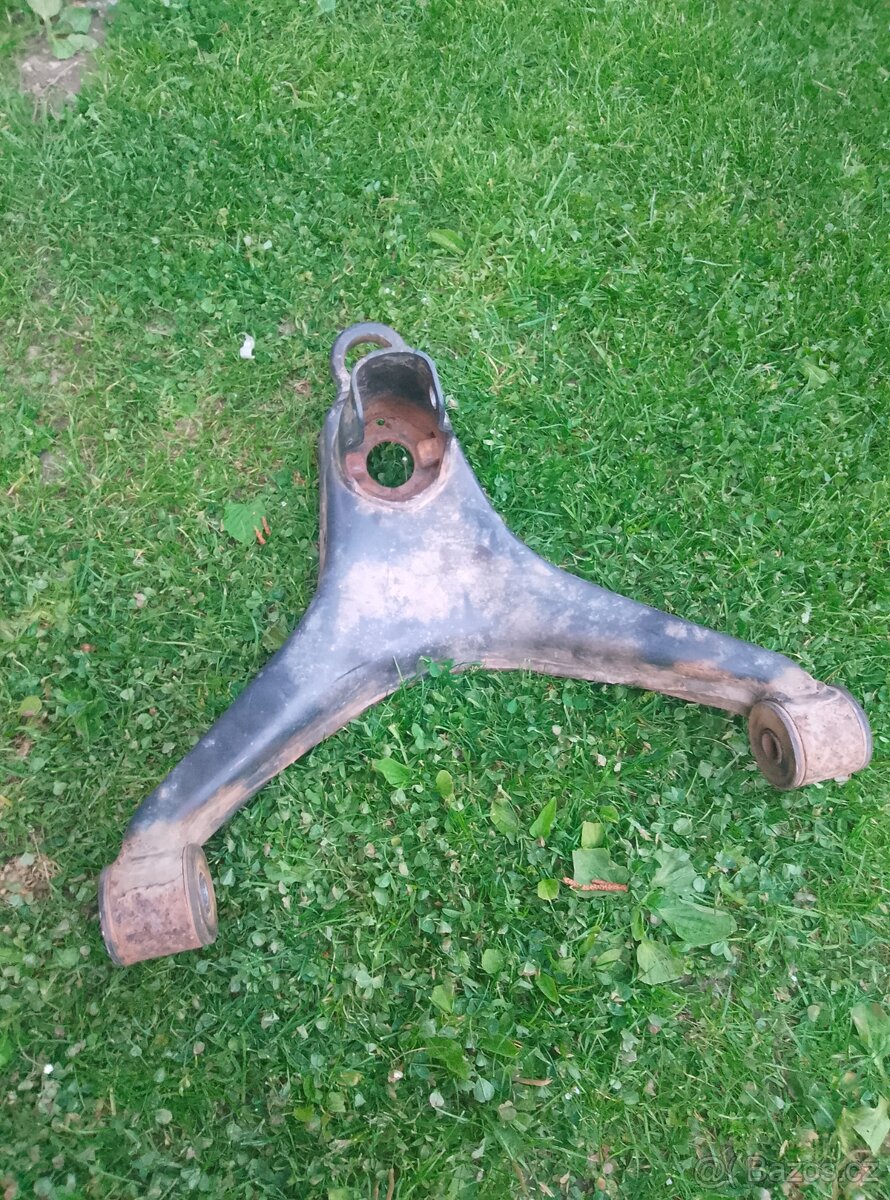 Trojbodový závěs