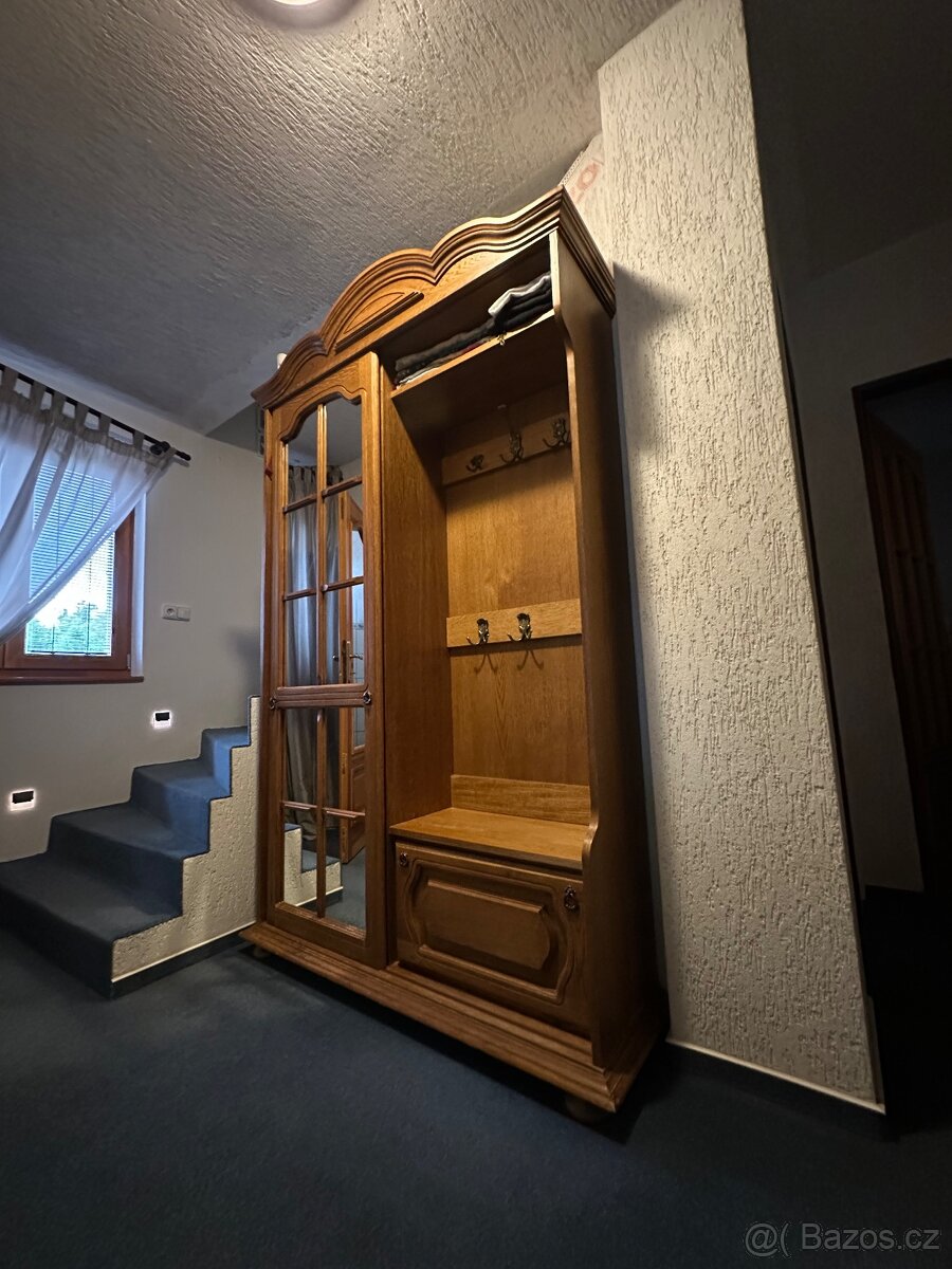 Rustikální předsíňová stěna s věšákem a zrcadlem