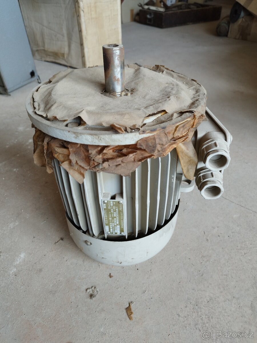 Motor přírubový 3f