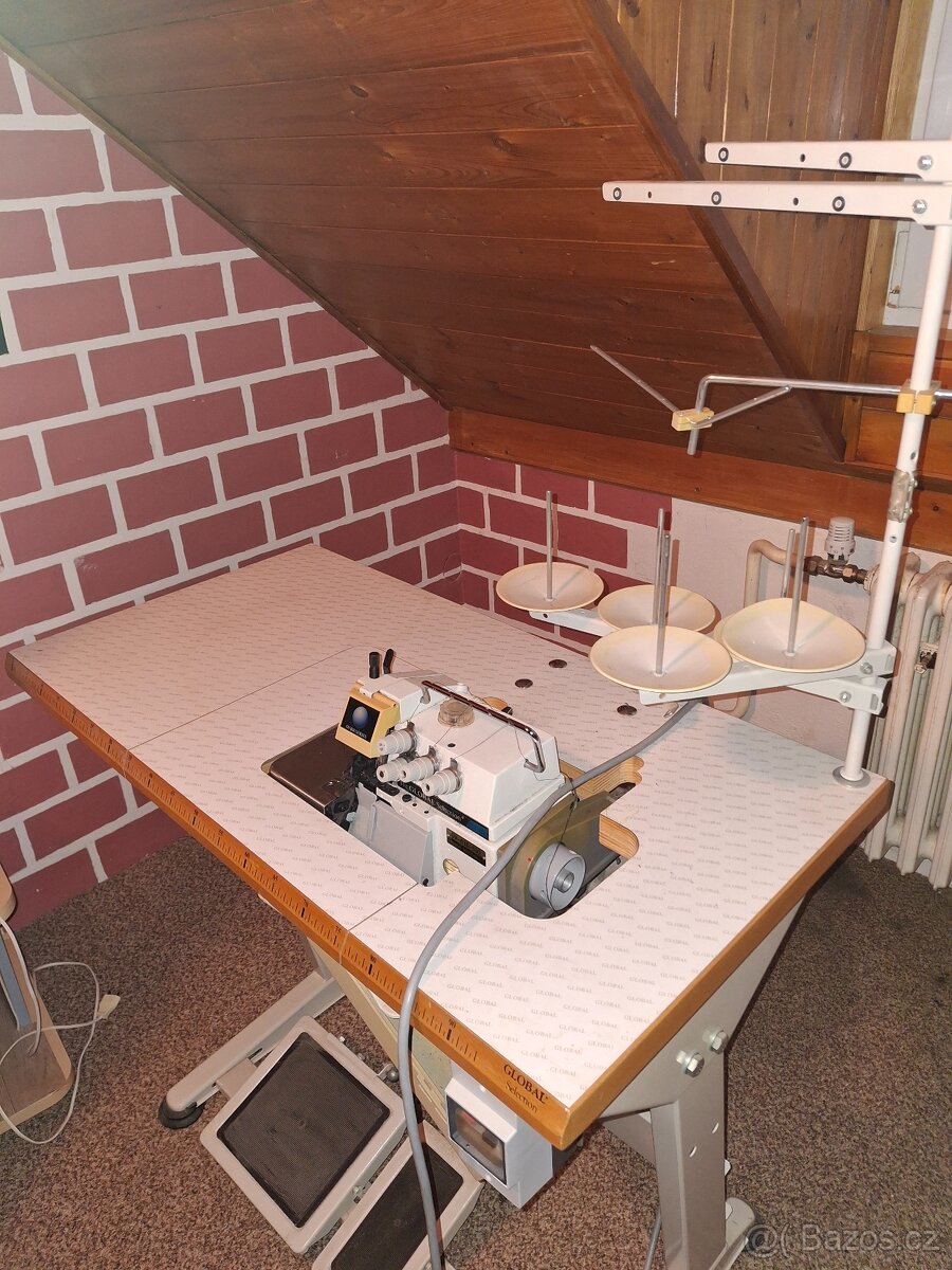 Průmyslový šicí stroj - overlock
