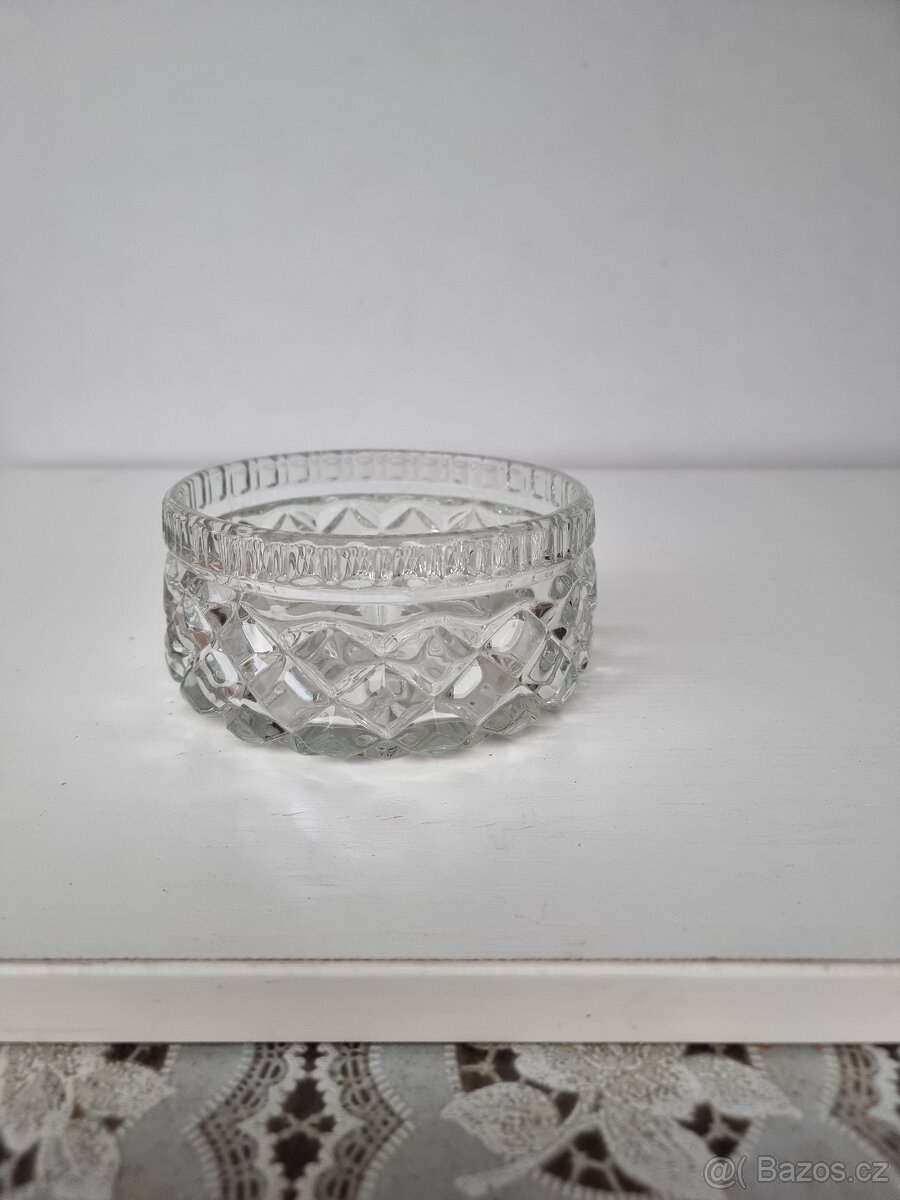 Skleněná lisovaná mistička