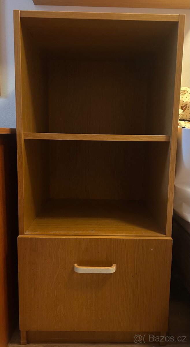Skříň se dvěma policemi a šuplíkem