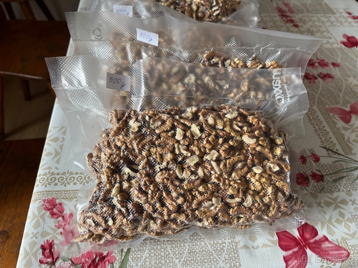 Čerstvé vakuované loupané vlašské ořechy