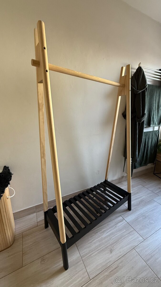 Dřevěný věšák JENNET