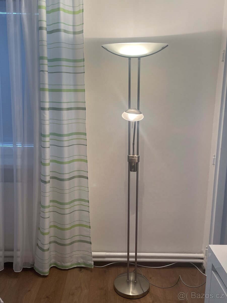 Stojací lampa s horním i čtecím světlem – kovový design