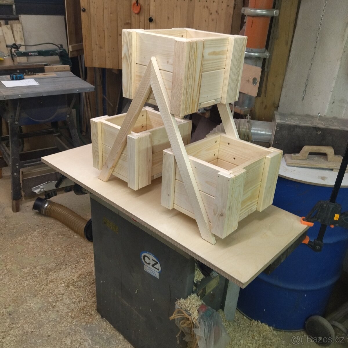 Dřevěný troj květináč