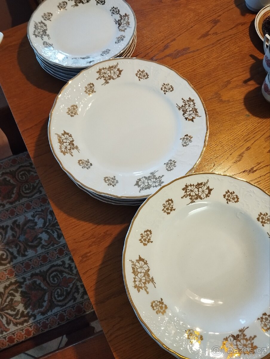 Sadu porcelánových talířů