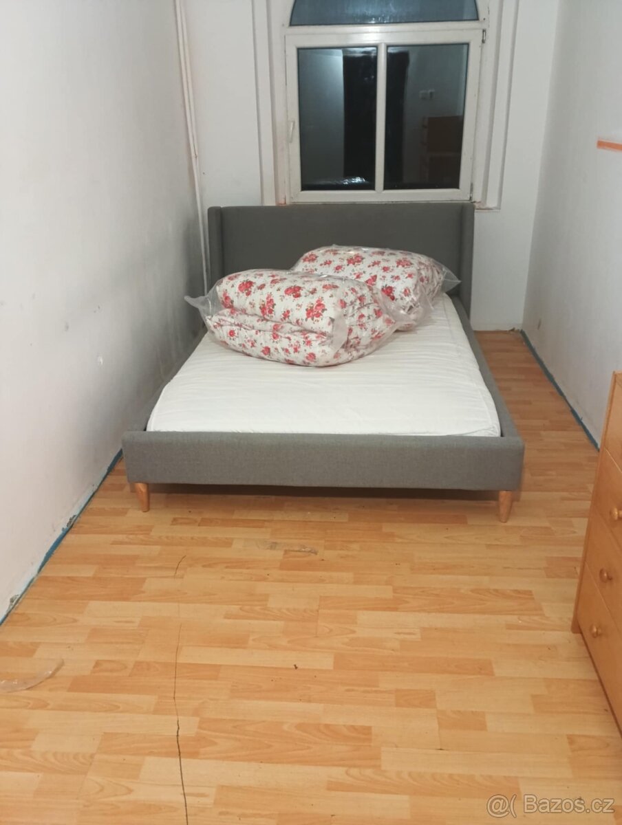 Lednice postel obývací stěna