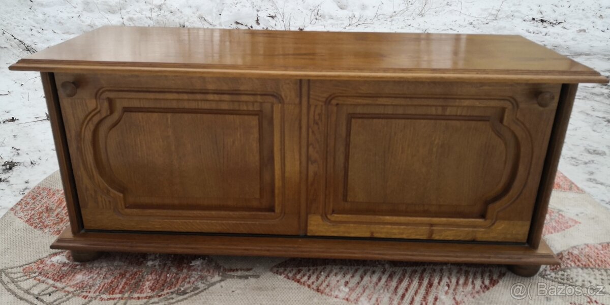 Masivní vyklápěcí botník