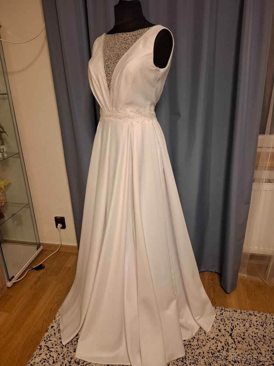 Bílé svatební šaty