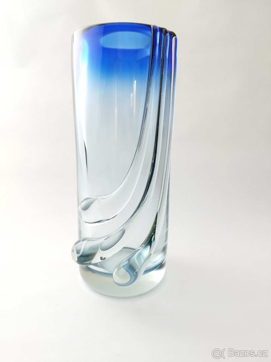 Modrá váza s nálepy