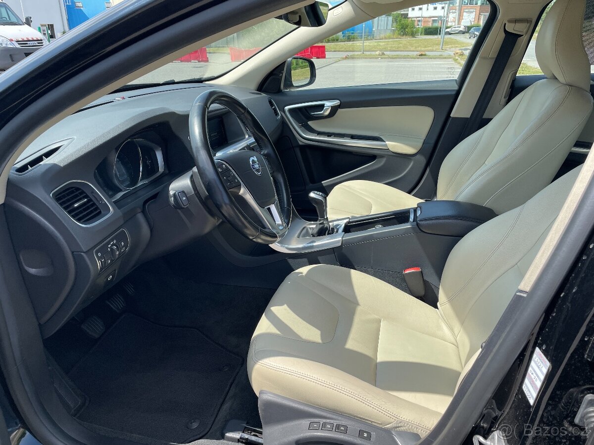 Volvo V60 D4 2015 140kW nez. topení, kamera, navigace,...