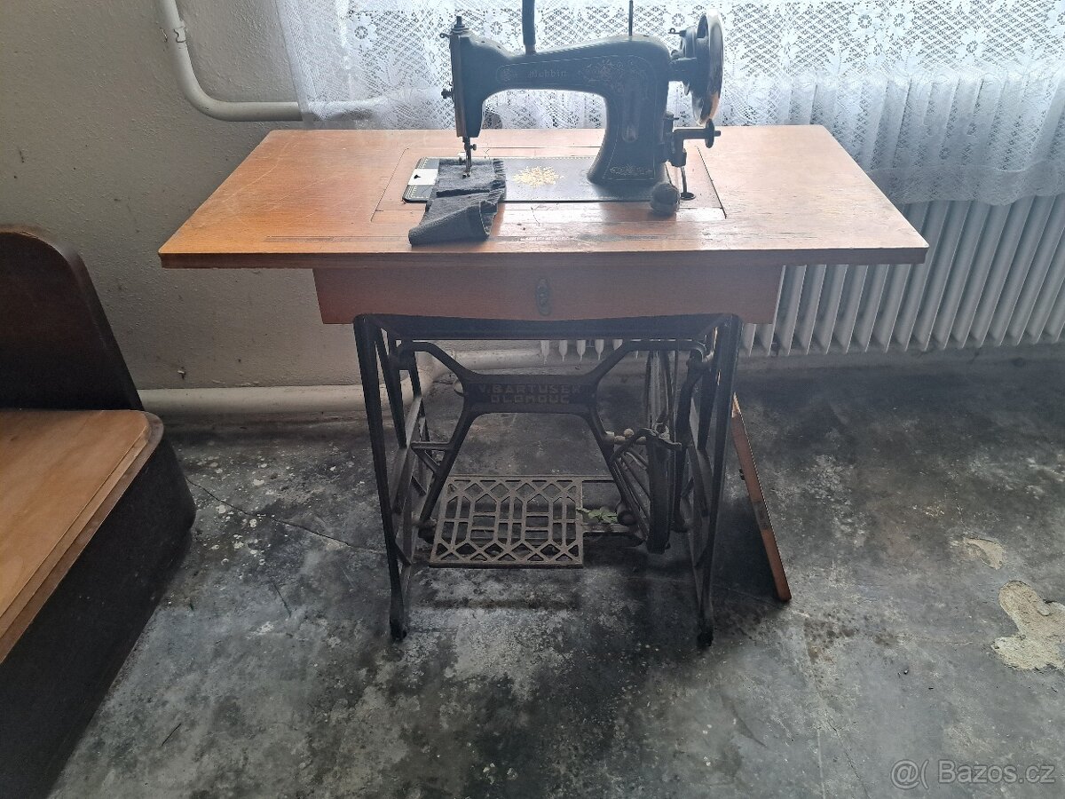 šicí stroj retro