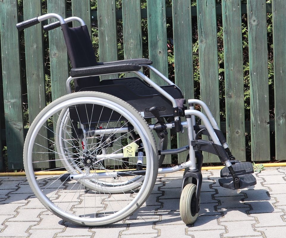 021-Mechanický invalidní vozík Meyra