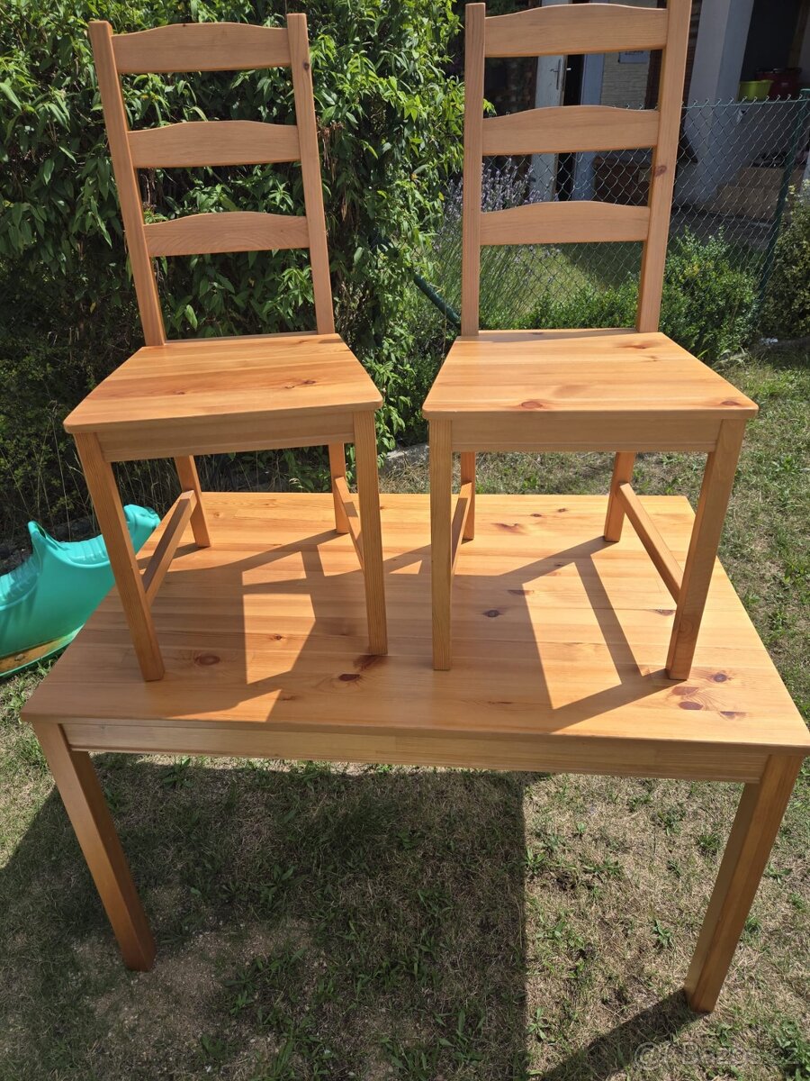 Jídelní stůl+ 4 židle