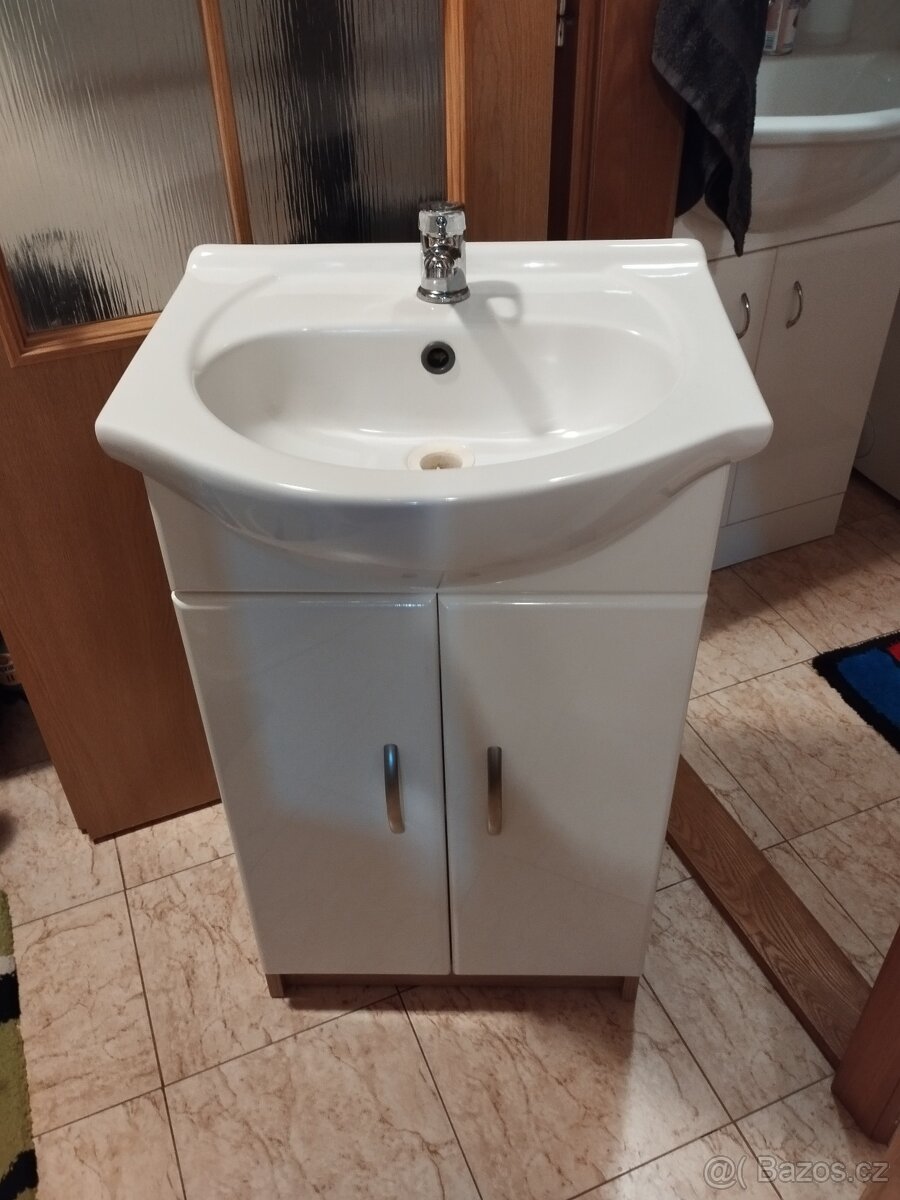 Koupelnová skříňka viz foto...